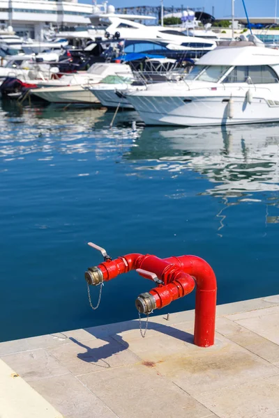 Kırmızı Çifte Yangın Musluğu Cannes Eski Limanında — Stok fotoğraf