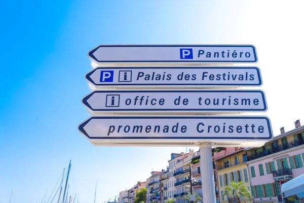 Señalización Direccional Cannes Francia Señalando Algunas Las Principales Atracciones — Foto de Stock