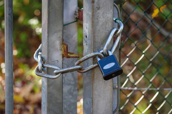 Metal Bir Kapıda Anahtarlı Bir Zincir — Stok fotoğraf