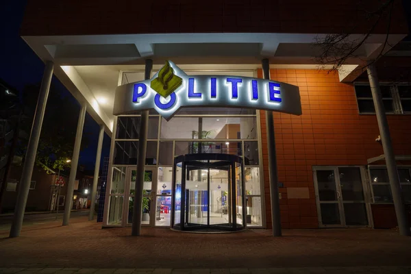 夜の旧警察署 オランダ語で警察 の外観 — ストック写真