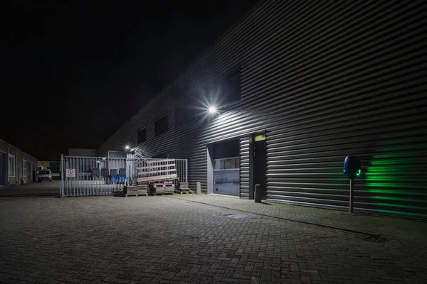 Egy Elhagyatott Raktár Külseje Éjszaka Elektromos Autós Töltővel Elején Jogdíjmentes Stock Fotók
