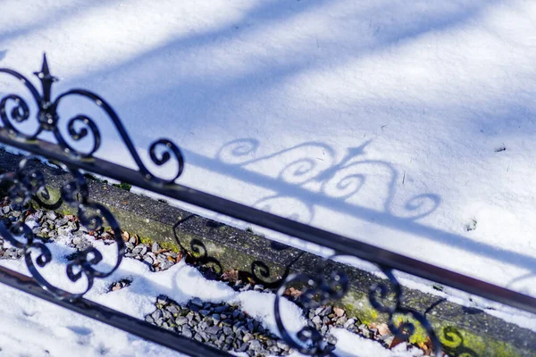 Паркан Його Тінь Свіжому Шарі Снігу — стокове фото