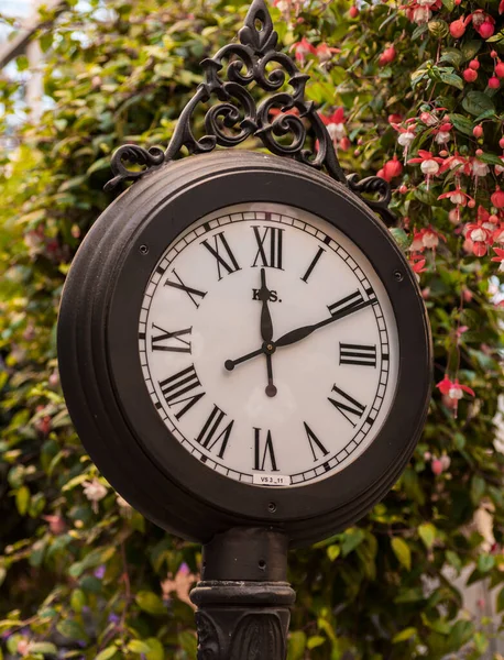 Старомодные Часы Вокзале Указывающие Десять Минут Первого Полудня — стоковое фото