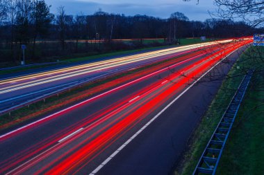 Amsterdam 'dan Berlin' e kadar E30 otoyolunda uzun süreli trafik görüntüsü..