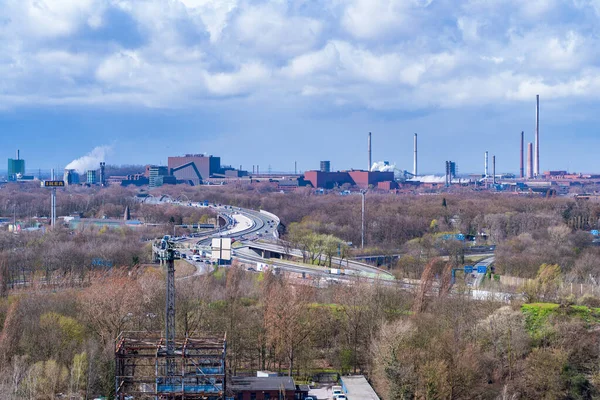 Duisburg, Almanya 'daki E42 otoyolunun Manzara Parc Nord' undan yüksek açılı görüntüsü.