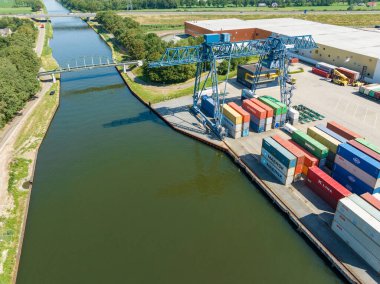 ALMELO, NETHERLANDS - JULI 8, 2023: Twente Kanalı boyunca küçük bir konteyner terminali, IJssel nehri ile ülkenin doğu kısmı arasındaki su bağlantısı.
