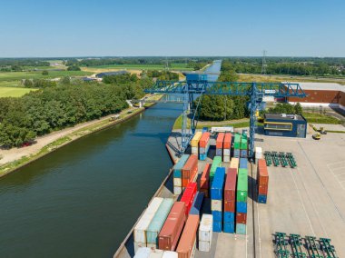 ALMELO, NETHERLANDS - JULI 8, 2023: Twente Kanalı boyunca küçük bir konteyner terminali, IJssel nehri ile ülkenin doğu kısmı arasındaki su bağlantısı.