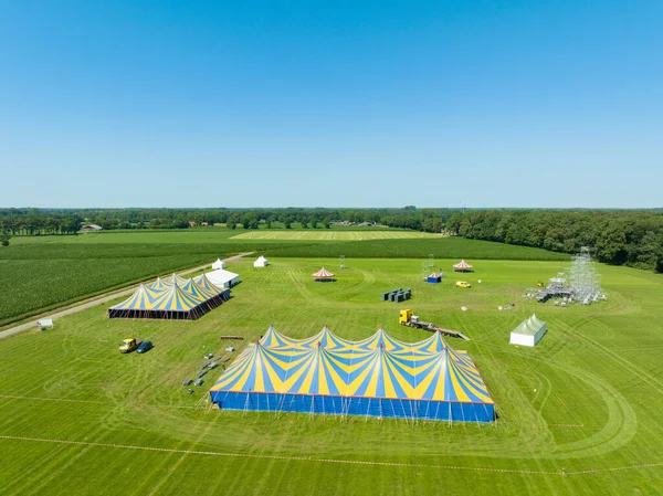 フェスティバルの準備中の2つの大きなイベントテントがあるフィールド — ストック写真