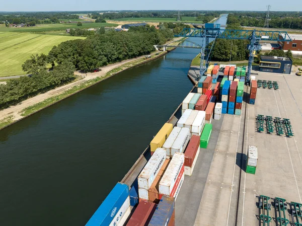 Almelo オランダ 2023年7月8日 トエンテ運河沿いの小さなコンテナターミナルの鳥の眺め イッセル川と国の東側の水の接続 — ストック写真