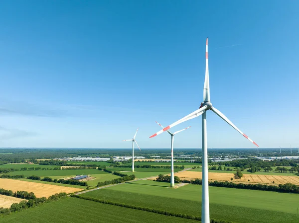 从空中看到的农业景观中的三个风力涡轮机 — 图库照片