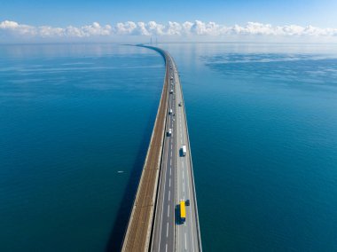 Danimarka 'daki Büyük Kemer Köprüsü' nün havadan görüntüsü. Funen ve Sealand adalarını Büyük Kuşak 'a bağlar..