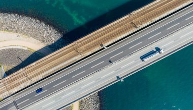 Danimarka 'daki Büyük Kemer Köprüsü' nün havadan görüntüsü. Funen ve Sealand adalarını Büyük Kuşak 'a bağlar..