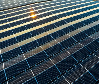 Çatı güneş panelleriyle dolu sanayi deposu