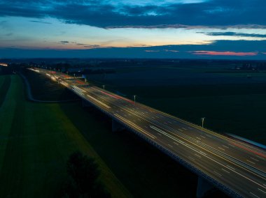 Hollanda 'daki A1 ya da E30 otoyolunun hava görüntüsü. Bu yol Amsterdam 'ı doğudaki Alman sınırına bağlıyor ve uzunluğu 157 km..
