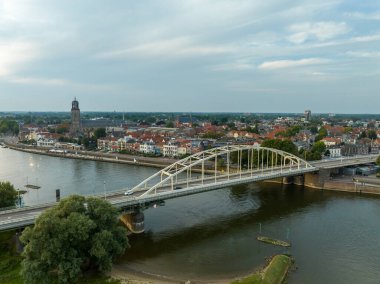 Wilhelmina Köprüsü, Hollanda 'nın eski kraliçesinden esinlenerek Ijssel Nehri' ni geçti..