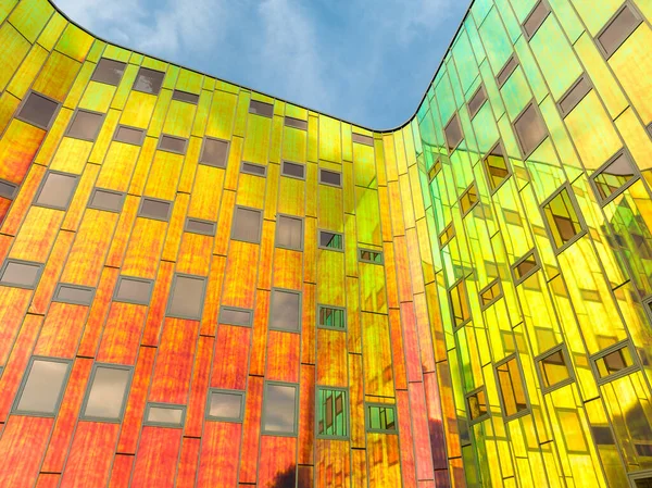 DEVENTER, NETHERLANDS - 18 AĞUSTOS 2023: modern bir ofis binasının renkli yüzü. Binanın adı L 'Arc en Ciel, L' I 'm Mimarlar tarafından tasarlandı.