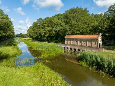 Hollanda 'nın Overijssel ilindeki Almelo-Nordhorn kanalı üzerinde 1887 yılında inşa edilen 