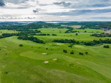 İsveç 'teki Stenungsund golf sahasının havadan görünüşü