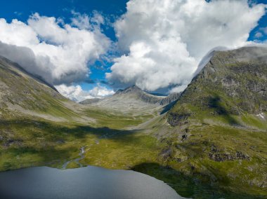 Norveç 'te tipik fiyort manzarası. Yüksek karla kaplı dağlar ve derin göller.