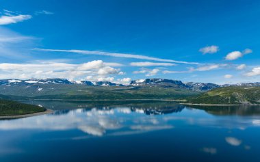 Norveç 'te tipik fiyort manzarası. Yüksek karla kaplı dağlar ve derin göller.