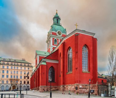 İsveç 'in Stockholm kentindeki St. JJames Kilisesi (Sankt Jacobs kyrka). Kilisenin tamamlanması uzun zaman aldı. Bu nedenle geç dönem gotik, Rönesans ve barok gibi çeşitli mimari tarzları içerir..