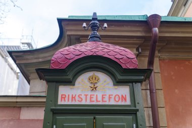 Stockholm 'ün eski şehir merkezinde (gamla stan) eski bir umumi telefon kulübesi (rikstelefon)