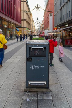 STOCKHOLM, İSVETLER 23 ARALIK 2020: Stockholm şehir merkezinde çöp kutusu
