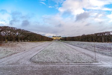 Drottningholm Sarayı UNESCO 'nun Dünya Mirasları listesinde yer alıyor. 1600 'lerde İsveç' te inşa edilen en iyi korunmuş kraliyet kalesidir.