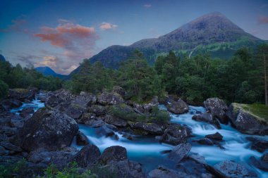 Norveç 'teki Valldola Nehri, Fv63 boyunca, aynı zamanda ünlü Trol Bayramı' na giden ulusal bir turizm rotası..