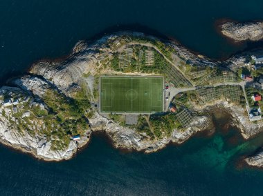 Norveç 'in Lofoten Adaları' ndaki ünlü Henningsvaer futbol stadyumunun hava manzarası.