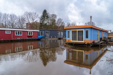 Hollanda, Zwolle 'da bir kanalda konut tekneleri
