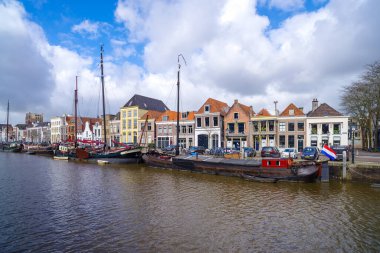 ZWOLLE, NETHERLANDS - 14 Mart 2021: Hollanda 'nın Zwolle kentindeki bazı güzel gable evlerinin önünde eski tekne ve mavnalar