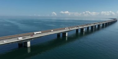 NYBORG, DENMARK - 28 Temmuz 2023: Danimarka 'nın Funen ve Zealand adaları arasındaki büyük kemer köprüsünün havadan görünüşü.