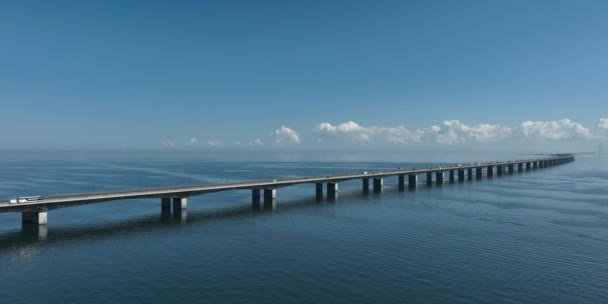 ニューヨーク デンマーク July 2023 デンマークの島フィネンとニュージーランドの間の偉大なベルト橋 デンマーク語でストレブリッツブルー の空想的な眺め — ストック動画