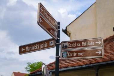 Eski tarihi şehir merkezinde turistik işaretler