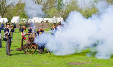 ALMELO, NETHERLANDS - 22 Nisan 2023: Almelo Tarihi Festivali, Fransız döneminde (1795-1815) gerçekleşen bir yeniden canlandırma olayıdır. Napolyon tarzında sahnelenmiş bir savaş olan Ruigerode Muharebesi üzerinde yoğunlaşıyoruz.