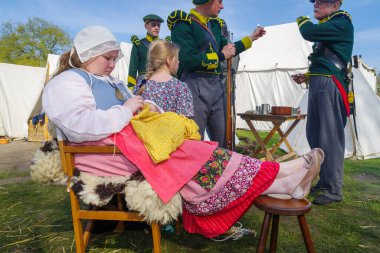ALMELO, NETHERLANDS - 22 Nisan 2023: Almelo Tarihi Festivali, Fransız döneminde (1795-1815) gerçekleşen bir yeniden canlandırma olayıdır. Napolyon tarzında sahnelenmiş bir savaş olan Ruigerode Muharebesi üzerinde yoğunlaşıyoruz.