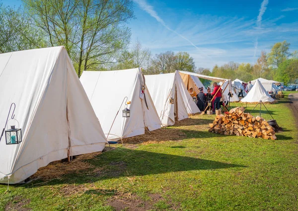 ALMELO, NETHERLANDS - 22 Nisan 2023: Almelo Tarihi Festivali, Fransız döneminde (1795-1815) gerçekleşen bir yeniden canlandırma olayıdır. Napolyon tarzında sahnelenmiş bir savaş olan Ruigerode Muharebesi üzerinde yoğunlaşıyoruz.