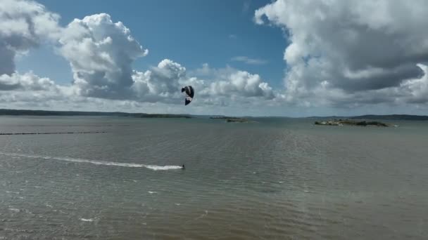 Getskr Szwecja Lipiec 2023 Doświadczony Kitesurfer Surfujący Latawcem Zachodnim Wybrzeżu — Wideo stockowe
