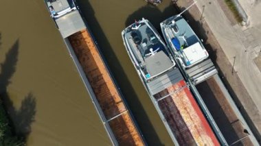 Kargo gemisi tarafından geçen