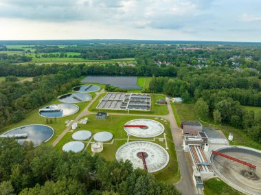 Hollanda 'daki bir atık su arıtma tesisinin havadan görüntüsü