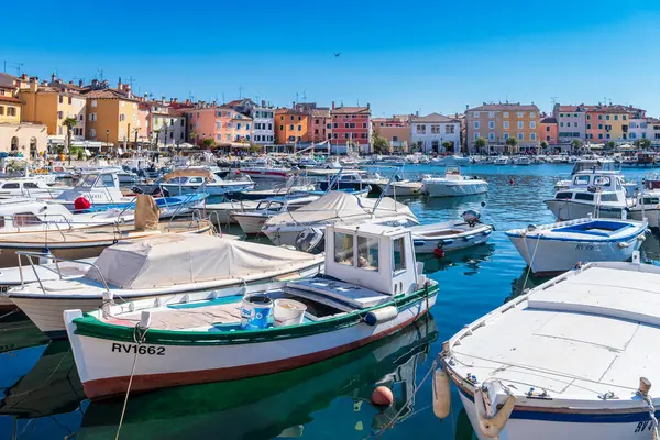 ROVINJ, CROATIA - 17 KTOBER 2021: Rovinj 'in turistik noktasında birçok balıkçı teknesi bulunan liman