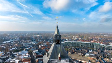 Hollanda, Oldenzaal 'daki Plechelmus Bazilika Kulesi' nin hava fotoğrafı..