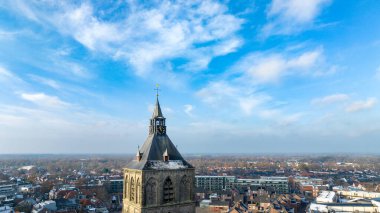 Hollanda, Oldenzaal 'daki Plechelmus Bazilika Kulesi' nin hava fotoğrafı..