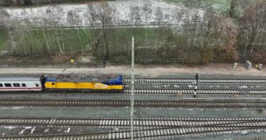 OLDENZAAL, NETHERLANDS - 2 Aralık 2023 Oldenzaal merkez tren istasyonundaki bazı trenlerin hava görüntüleri