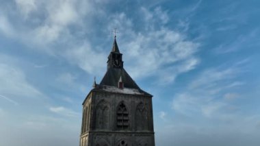 Hollanda 'nın Oldenzaal kasabasındaki Plechelmus Bazilikası' nın 8. yüzyıl İrlandalı keşişi Plechelm 'e adanmış bir Katolik kilisesinin hava görüntüleri..