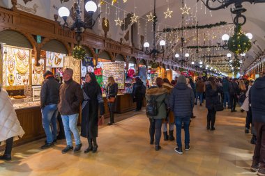 KRAKOW, POLAND - 27 Aralık 2023: Kuaför salonu (Sukiennice). Krakw Eski Kasabası 'ndaki ana pazar meydanının merkezi özelliğidir..