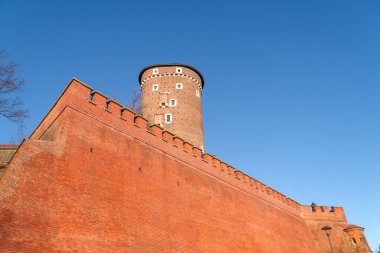 Polonya 'nın Krakow kentindeki ünlü Wawel şatosunun dışında. Ortaçağ, Rönesans ve Barok dönemlerinin neredeyse tüm Avrupa mimari tarzlarını temsil etmektedir.. 