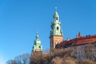 Polonya 'nın Krakow kentindeki ünlü Wawel şatosunun dışında. Ortaçağ, Rönesans ve Barok dönemlerinin neredeyse tüm Avrupa mimari tarzlarını temsil etmektedir.. 