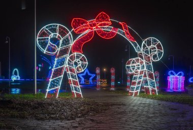 KRAKOW, POLAND - 25 Aralık 2023: Noel zamanı Işık Bahçesi 'nde Şirinler sergisi